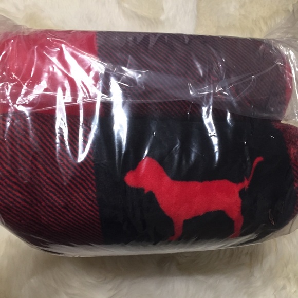 VS PINK Sherpa Blanket Red Black Plaid Perfect Valentine's Day Present NWT - Picture 7 of 13